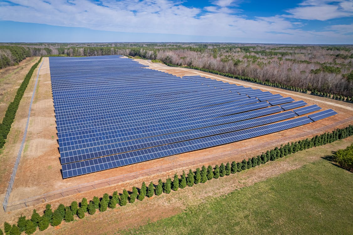 Saulės elektrinės verslui: kiek galima sutaupyti per 10 metų?